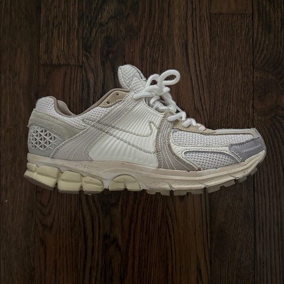 Lightly worn Nike Vomero size 8.5 in good condition no box - Picture 2 of 4